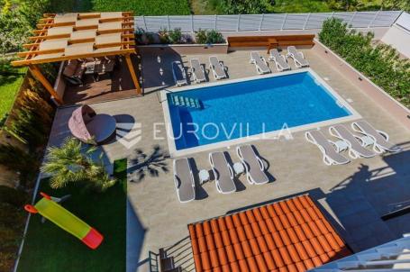 Kaštel Lukšić, vila s bazenom i pogledom na more