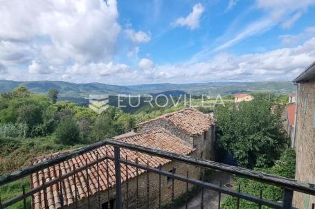 Istra, Grimalda, kamena kuća u nizu 90m2 s panoramskim pogledom na jezero i okolicu