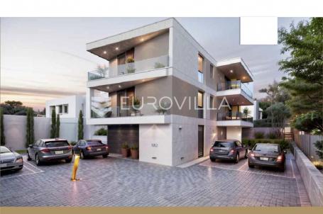 Medulin, moderan trosoban stan neto korisne površine od 81 m², S1 s vrtom, na atraktivnoj lokaciji