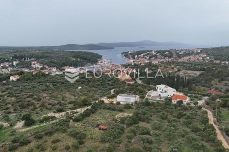 Brač, Milna, građevinsko zemljište s pogledom na more, 913 m²