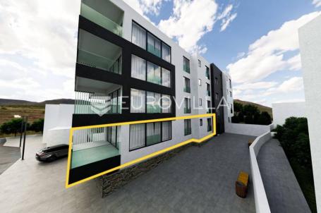 Opatija, trosobni stan u prizemlju, NKP 83 m2, garaža
