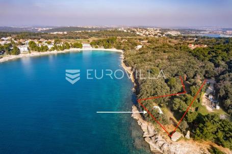 Istra, Banjole zemljište  2700 m2 prvi red do mora s dva legalizirana  objekta 67 m2 i 24 m2