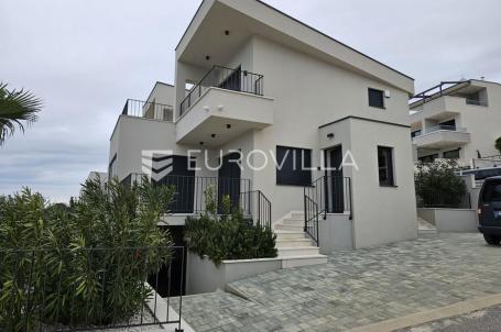 Podstrana, vila s 4 sobe, bazenom i panoramskim pogledom na more