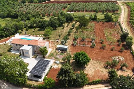 Istra, Višnjan - Kamena kuća 350 m2 smještena na zemljistu 7150 m2 sa pogledom na more