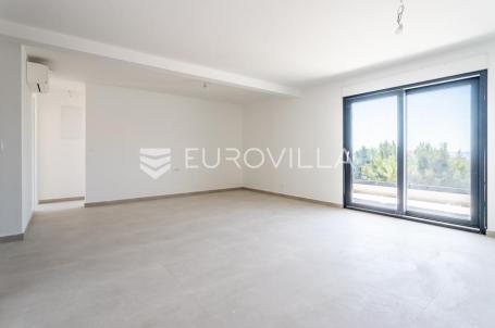 Okrug Gornji, dvosoban stan s garažnim mjestom i ostavom, pogled na more