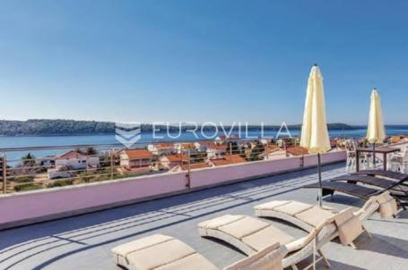 Otok Rab, Barbat, predivan penthouse na vrhu apartmanske ville 66 m²
