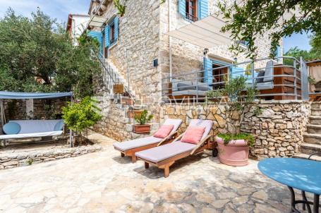 Brač, Milna, jedinstvena kamena vila na odličnoj lokaciji