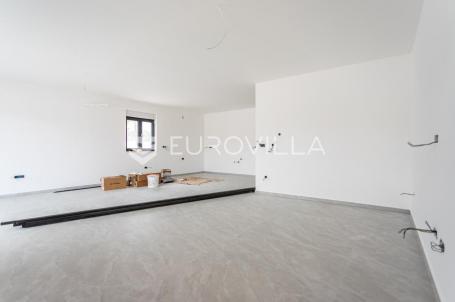 Vodice, prostran trosoban stan, 172,73 m²