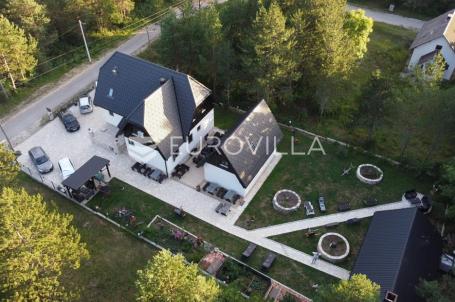 Plitvička jezera, Korenica, dvije kuće 470 m²