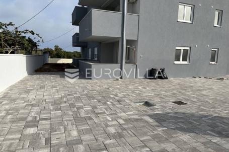 Šišan, trosoban stan s neto korisnom površinom od 76,25 m² i velikim vrtom