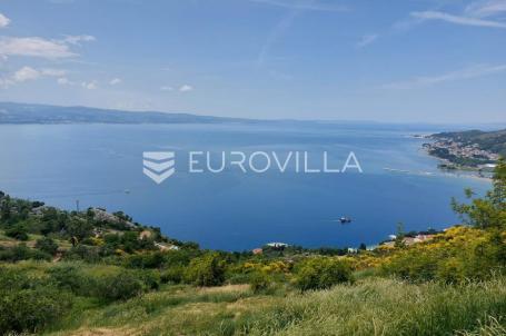 Omiš, građevinsko zemljište s pravomoćnom dozvolom