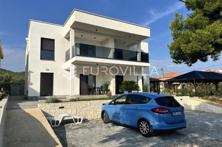 Pašman, Neviđane, moderna kuća u novogradnji s tri odvojena stana prvi red uz more
