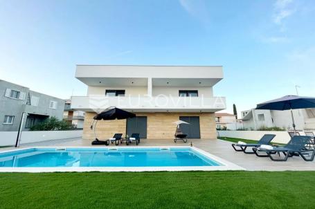 Vodice, prekrasna vila s apartmanima