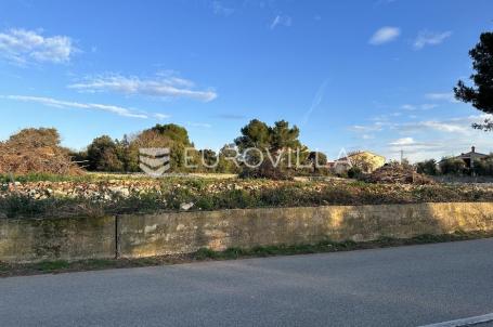 Istra, Ližnjan, veliko građevinsko zemljište  774 m2  za P+1