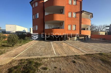 Istra, Medulin, trosoban stan u suteranu  NKP 76 m2, novija zgrada