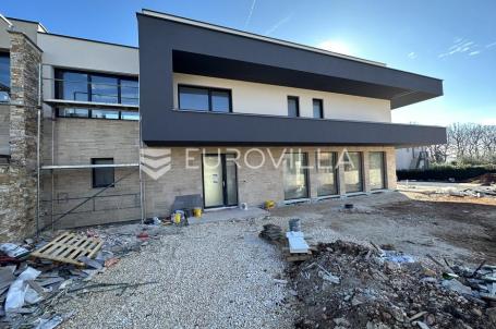 Istra, Marčana moderna dvojna kuća s neto korisnom površinom od 240 m² sa velikim bazenom 35 m²