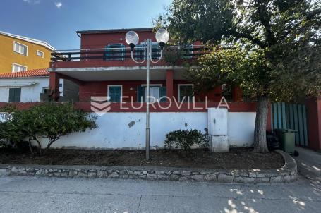 Ugljan, Preko kuća prvi red do mora s bazenom 250 m² za adaptaciju