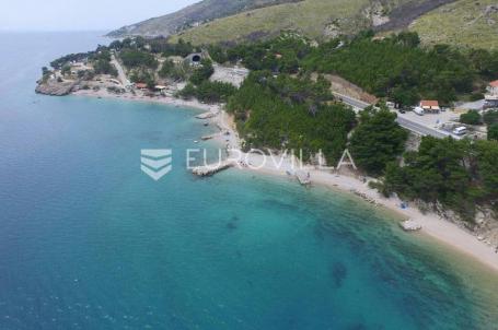 Omiš, građevinsko zemljište s otvorenim pogledom na more