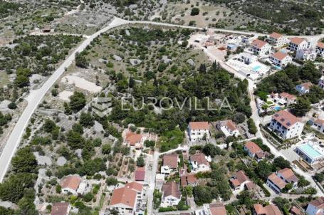 Brač, Milna, investicijska zemljišta blizu mora 