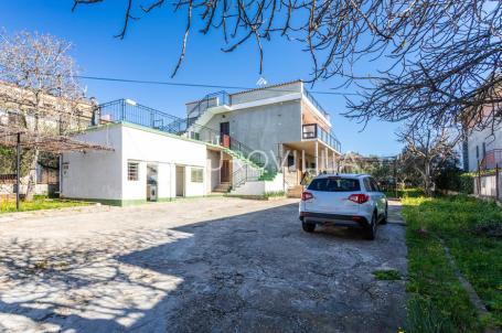 Šibenik, Brodarica, kuća sa velikim dvorištem 247,2 m²