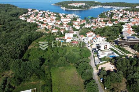 Pula, Pješčana Uvala, lijepa građevinska parcela 757 m² okružena zelenilom, 350 m od mora