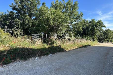 Medulin, građevinsko zemljište 960 m2  - odlična lokacija, 600 m od mora
