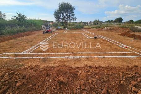 Istra, Pula, građevinsko zemljište s projektom neto korisne površine od 580 m²