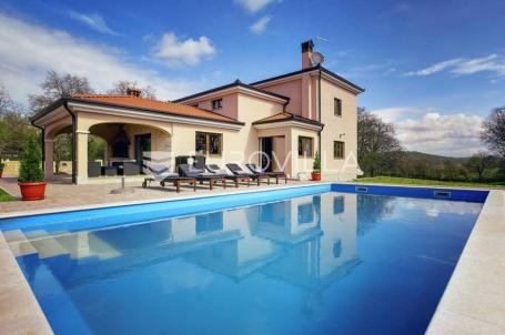 Istra, Rovinjsko selo, kuća za odmor površine 400 m2