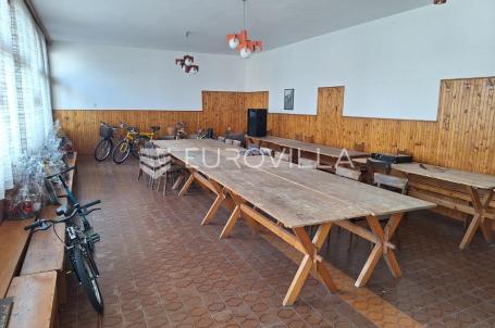 Karlovac, Mala Švarča, stambeno-poslovna zgrada 330 m2