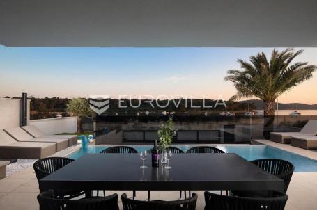 Medulin, prekrasna villa od 350 m2, svega  6 m od mora s očaravajućim pogledom