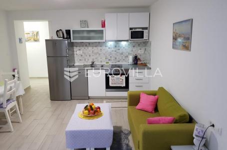 Split, Bol, dva namještena studio apartmana u centru grada