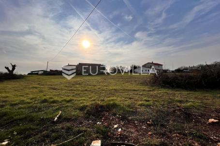 Marčana, Loborika, građevinsko zemljište 500 m² na odličnoj lokaciji s putem