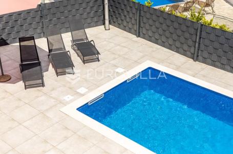 Malinska, adaptirana kuća s tri stana 280,72 m², 800m od mora