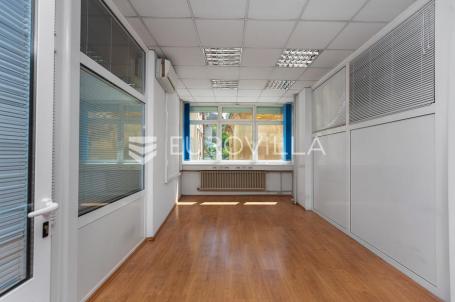 Rijeka, Centar, poslovni prostora 516 m², 1. kat, lift