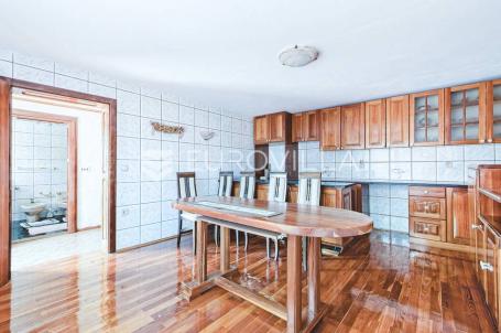 Okolica Zagreba, Donji Stupnik stambeno-poslovnI objekt sa zemljištem 1230 m2