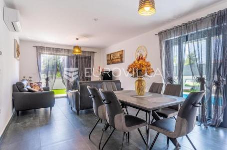Medulin, Medulin, moderni i namješteni trosobni stan u novogradnji u prizemlju s bazenom, 107 m²