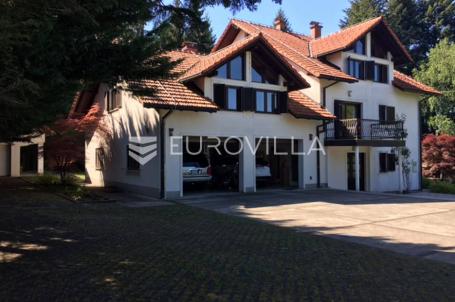 Rakovica, Plitvička jezera, obiteljska kuća 600 m² na zemljištu 41416 m²