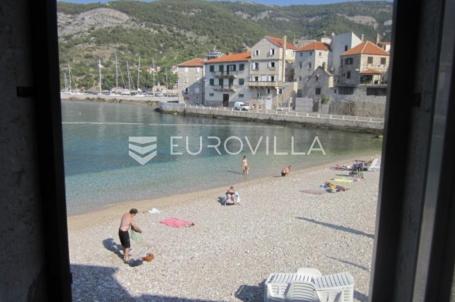 Vis, Komiža, tradicionalna kamena kuća na plaži