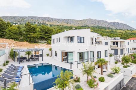 Split-Podstrana, luksuzna  vila s bazen, garažom  i panoramskim pogledom na more