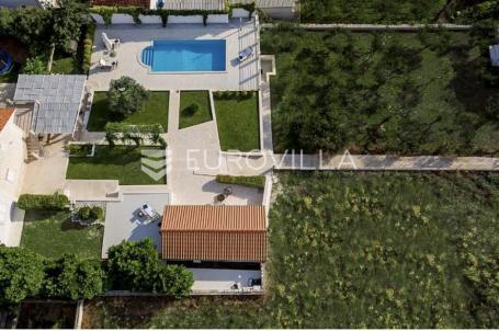 Brač, Donji Humac, tri šarmantna objekta s bazenom na zemljištu od 1780 m²