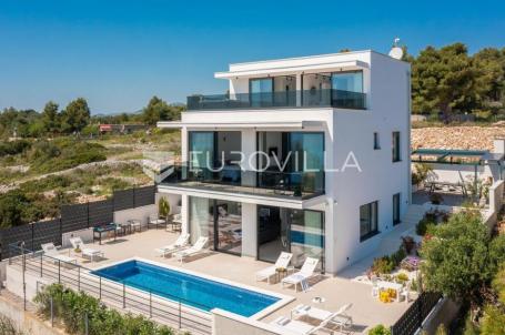 Otok Čiovo, Okrug Gornji - moderna vila s bazenom blizu mora 