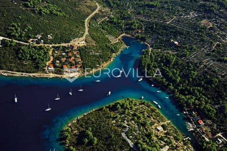 Šolta, građevinska parcela 1511 m² blizu centra, s pogledom na more