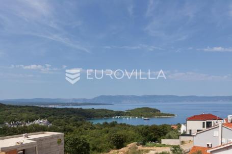 Krk, Njivice, trosoban stan površine 124.57 m² s krovnom terasom, bazenom i pogledom na more