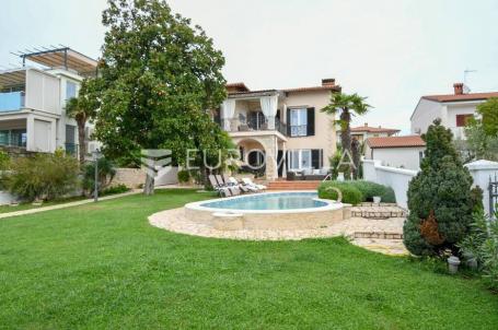 Istra, Umag, prekrasna kuća s bazenom prvi red do mora 430 m²