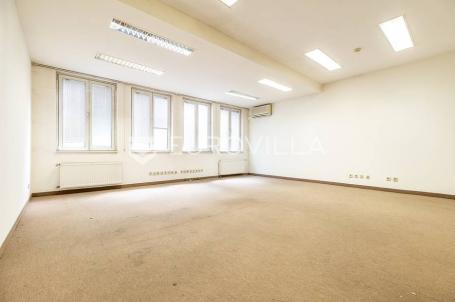 Trg Bana Jelačića stambeni/poslovni prostor 196 m² podrum 40 m²