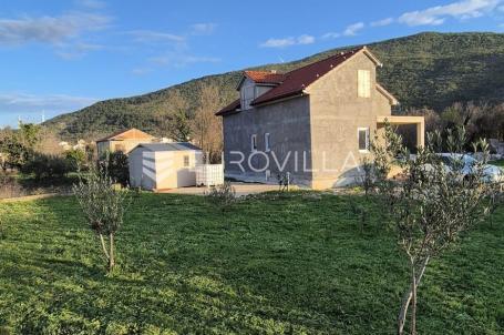 Šibenik, Boraja, kuća u izgradnji na velikoj parceli