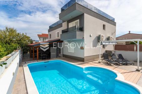 Čiovo, Slatine, kuća s bazenom na mirnoj lokaciji površine 179 m²