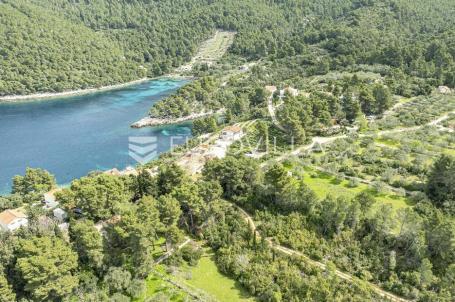 Otok Korčula, Vela Luka, građevinsko zemljište sa nedovršenim objektom
