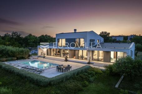 Istra, Rakalj, moderna vila s velikim vanjskim grijanim bazenom i velikom okućnicom