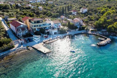 Otok Ugljan, kuća s pet apartmana prvi red do mora